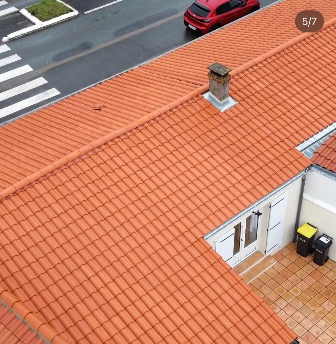 Chantier de rénovation de toiture en tuiles et travaux de couverture